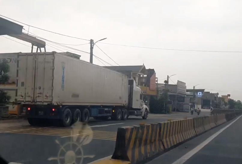 Xử lý một trường hợp điều khiển xe container đi ngược chiều trên tuyến đường Quốc lộ 10 (Vĩnh Bảo)